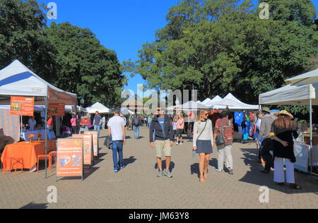 Riverside-Markt in Brisbane Australien besuchen Menschen. Riverside-Markt ist ein Wochenende Wochenmarkt im Botanic Garden in Brisbane. Stockfoto