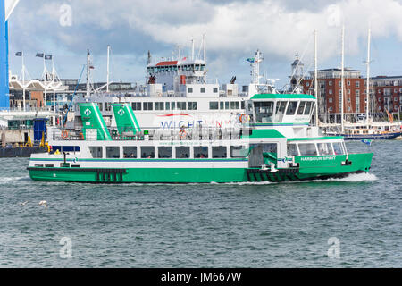 Gosport Fähre verlassen Gunwharf Quays, Portsmouth, Hampshire, England, Vereinigtes Königreich Stockfoto