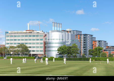 Cricket-Match auf United Services Spielgelände, Burnaby Road, Portsmouth, Hampshire, England, Vereinigtes Königreich Stockfoto