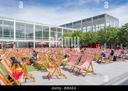 Im freien Liegestühle am Milton Keynes Einkaufszentrum (The Centre mk), Milton Keynes, Buckinghamshire, England, Vereinigtes Königreich Stockfoto