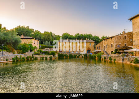 BAGNO VIGNONI, Italien - 23. Juli 2017 - Blick auf die mittelalterliche Thermalbäder in Bagno Vignoni würde ein kleines Dorf im Val'Orcia. Stockfoto