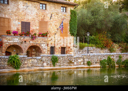 BAGNO VIGNONI, Italien - 23. Juli 2017 - Ansicht eines Hauses und der mittelalterlichen Thermalbäder in Bagno Vignoni würde ein kleines Dorf im Val'Orcia. Stockfoto