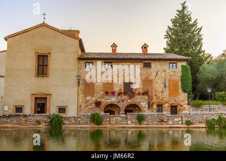 BAGNO VIGNONI, Italien - 23. Juli 2017 - Blick auf die Kirche und die mittelalterliche Thermalbäder in Bagno Vignoni würde ein kleines Dorf im Val'Orcia. Stockfoto