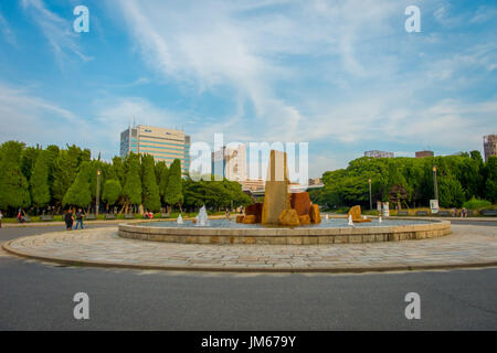 OSAKA, JAPAN - 18. Juli 2017: Schöner Brunnen mit Regenbogen in Osaka Castle Park Stockfoto