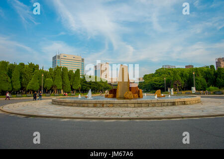 OSAKA, JAPAN - 18. Juli 2017: Schöner Brunnen mit Regenbogen in Osaka Castle Park Stockfoto