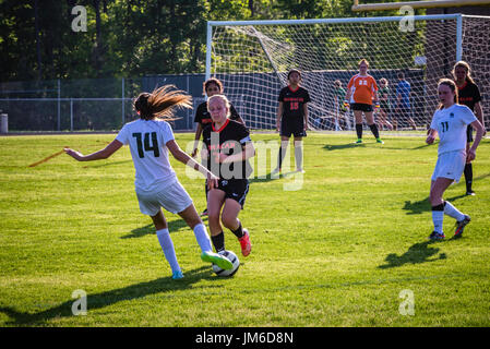 High-School-Mädchen-Fußball-Spiel. Stockfoto