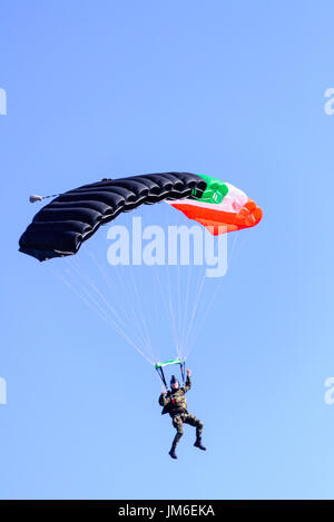 Fallschirmspringer aus dem Irish Army Black Knights Fallschirm Display Team kommt zu landen. Stockfoto