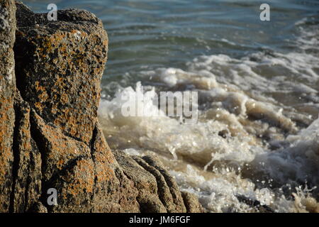 Detail-Aufnahme der atlantischen Ozeanwellen gegen Felsen hautnah Stockfoto