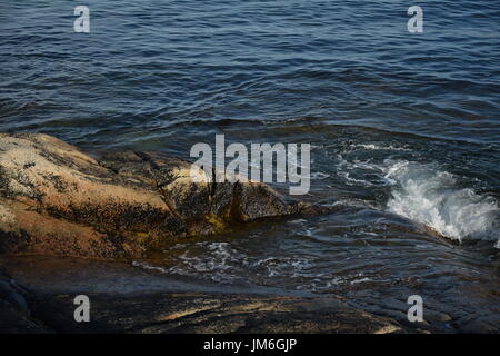 Detail-Aufnahme der atlantischen Ozeanwellen gegen Felsen hautnah Stockfoto