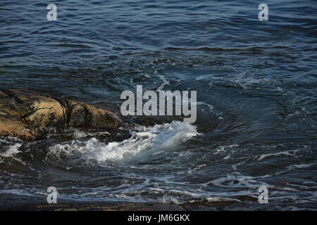 Detail-Aufnahme der atlantischen Ozeanwellen gegen Felsen hautnah Stockfoto