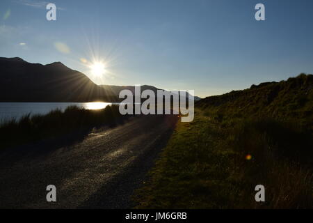 Straße am See Lough Inagh, Nationalpark Connemara, County Galway, Connacht, Republik Irland, Eire, Europa Stockfoto