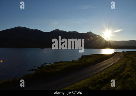 Straße am See Lough Inagh, Nationalpark Connemara, County Galway, Connacht, Republik Irland, Eire, Europa Stockfoto