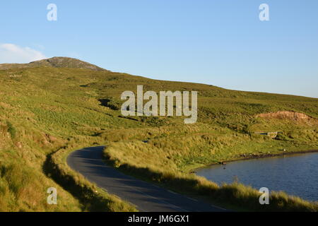 Straße am See Lough Inagh, Nationalpark Connemara, County Galway, Connacht, Republik Irland, Eire, Europa Stockfoto