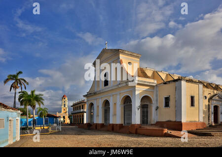 Die IGLESIA PARROQUIAL DE LA SANTÍSIMA TRINIDAD befindet sich auf dem PLAZA MAYOR - TRINIDAD, Kuba Stockfoto