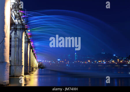 Regenbogen-Brunnen zeigen an Banpo-Brücke in Seoul, South Korea. Stockfoto