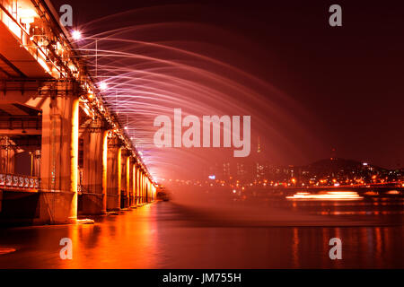 Regenbogen-Brunnen-Show an Banpo-Brücke in Seoul, Südkorea. Stockfoto