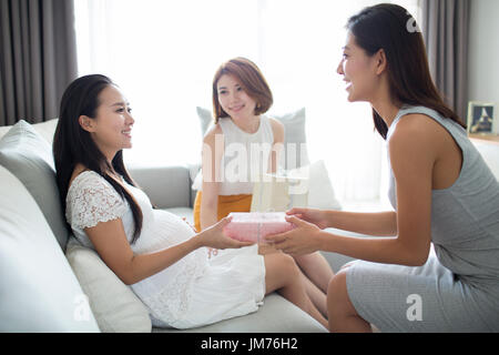 Junge Chinesin, die Baby-Dusche-Geschenke erhalten Stockfoto