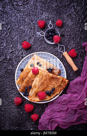 Pfannkuchen mit Heidelbeeren und Himbeeren. Selektiven Fokus Stockfoto