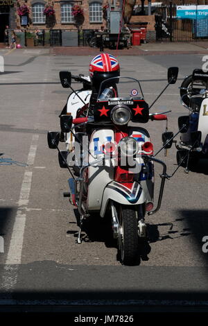 Motorroller-Club-Veranstaltung in Gloucester Docks, Südengland Stockfoto