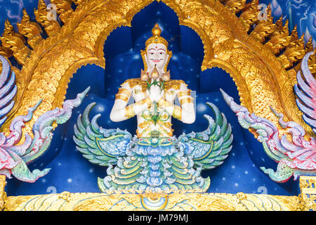 Chiang Rai, Thailand - 12. Juli 2017: Deva Statue Bildes innerhalb Wat Rong Sua Ten oder blau-Tempel. Stockfoto