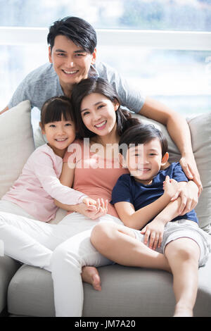 Glückliche junge chinesische Familie Stockfoto