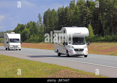 SALO, Finnland - 22. Juli 2017: Sonnenlicht und Rotec Wohnmobile auf Autobahn an einem sonnigen Tag des Sommers im Süden von Finnland. Stockfoto