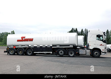 RAJAMAKI, Finnland - 1. Juli 2017: Weiße Volvo FH halb Tanker geparkt auf Asphalt Hof an einem bewölkten Tag. Stockfoto