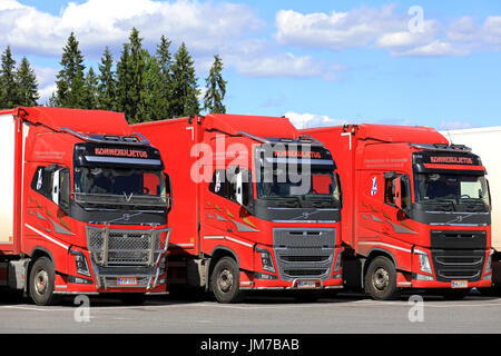 HIRVASKANGAS, Finnland - 21. Juli 2017: Zeile drei Volvo FH Lkw der Konnekuljetus Oy parkten auf einem Autohof Hof in Mittelfinnland an einem schönen Stockfoto