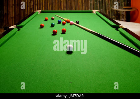 Snooker-Kugeln und cue auf Snooker-Tisch Stockfoto