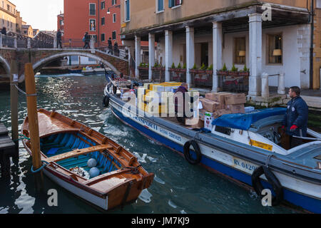 Boote liefern Ladung entlang der Kanäle in Venedig, Italien Stockfoto