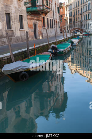 Boote liefern Ladung entlang der Kanäle in Venedig, Italien Stockfoto