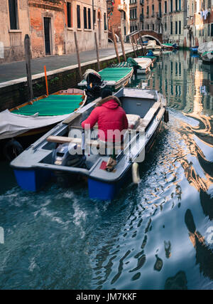 Boote liefern Ladung entlang der Kanäle in Venedig, Italien Stockfoto