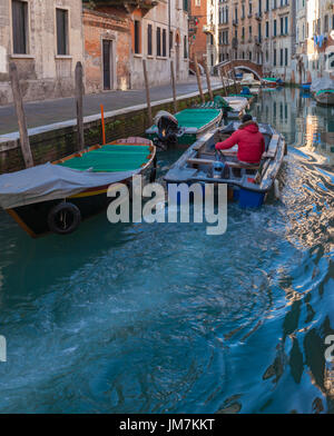 Boote liefern Ladung entlang der Kanäle in Venedig, Italien Stockfoto