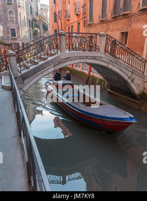 Boote liefern Ladung entlang der Kanäle in Venedig, Italien Stockfoto