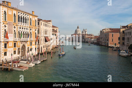 Panorama von Kanal, viele Boote und die Silhouette der Basilika Santa Maria della Salute Stockfoto