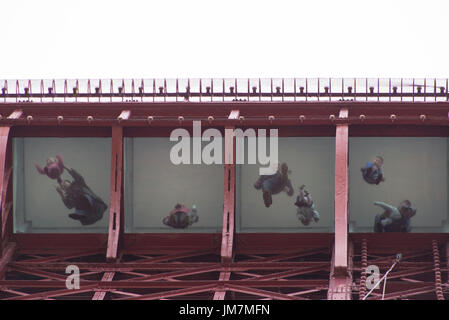 Blackpool Tower Auge, von unten. Kinder und Familien, die ihre Zeit verbringen, an der Spitze der Blackpool Tower. Credit: LEE RAMSDEN/ALAMY Stockfoto