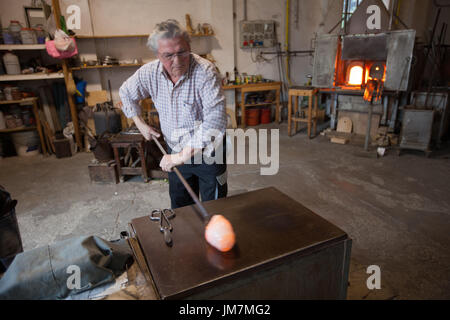 Die Glasbläser arbeiten in ihrer Werkstatt auf der Insel Murano, Venedig, Italien Stockfoto