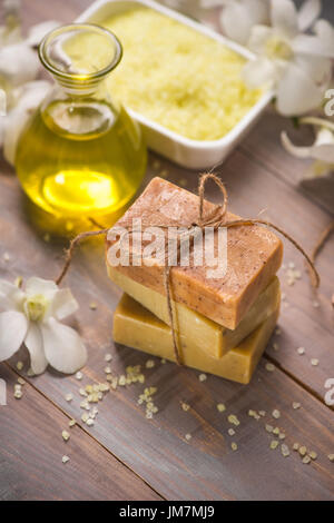 Handgemachte Seife und Aroma Öl mit weißen Orchidee. Wellness Produkte. Stockfoto