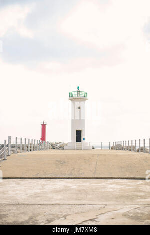 Weißer Leuchtturm und roten Leuchtturm Stockfoto