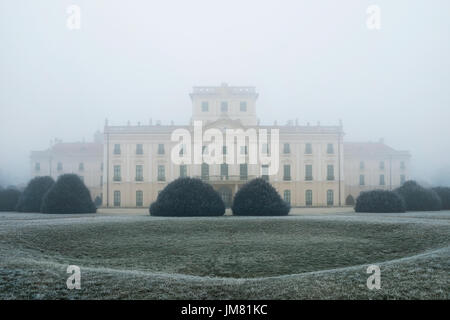 Esterhazy Schloss Hinterhof im Nebel, Fertod, Ungarn Stockfoto