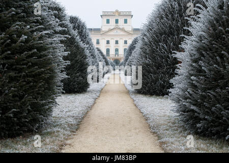 Esterhazy schloss Hinterhof im Winter mit Schmutz der Straße und Eiben, Fertod Stockfoto