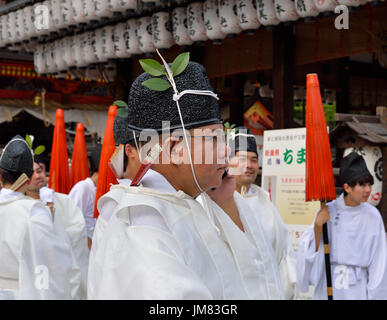 KYOTO, JAPAN - 24. Juli 2017: Ein Mann tragen traditionelle Kleidung Gespräche über ein Handy, wie er für die Parade zum Gion Matsuri Yasaka Jinja wartet Stockfoto