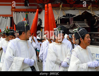 KYOTO, JAPAN - 24. Juli 2017: Männer tragen traditionelle Kleidung brach von Yasaka Jinja auf eine Parade für die Gion Matsuri Stockfoto