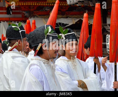 KYOTO, JAPAN - 24. Juli 2017: Zwei junge Männer Männer tragen traditionelle Kleidung sprechen gemeinsam am Yasaka Jinja für eine Parade für die Gion Matsuri Stockfoto