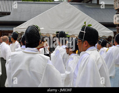 KYOTO, JAPAN - 24. Juli 2017: Männer tragen traditionelle Kleidung sammeln bei Yasaka Jinja für eine Parade als Teil des Gion Matsuri Stockfoto