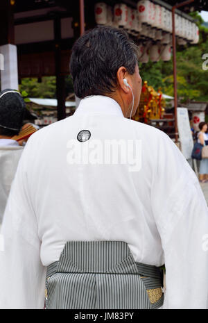 KYOTO, JAPAN - 24. Juli 2017: Ein Parade-Koordinator, tragen traditionellen Kleidung, wartet auf den Startschuss für die Parade bei Yasaka Jinja beginnen Stockfoto