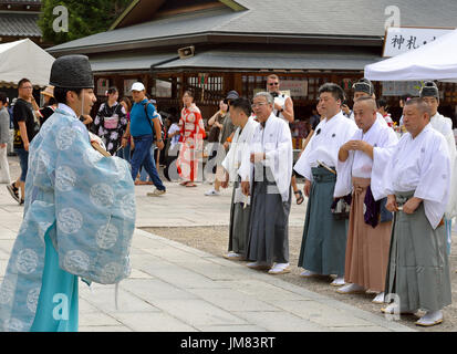 KYOTO, JAPAN - 24. Juli 2017: A Shinto-Priester Slips Männer tragen traditionelle Blutgerinnsel, wie sie für die Parade zum Gion Matsuri am Yasaka Jinja sammeln Stockfoto