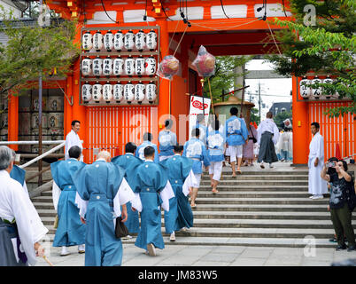 KYOTO, JAPAN - 24. Juli 2017: Männer tragen traditionelle Kleidung brach von Yasaka Jinja auf eine Parade als Teil des Gion Matsuri Stockfoto