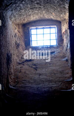 Licht der Fenster im Dunkeln Stockfoto