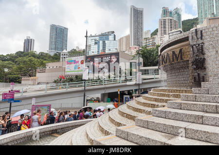 Hong Kong - 15. Juli 2017: Touristen warten in der Warteschlange für die Peak Tram. Es ist eine Standseilbahn in Hong Kong Stockfoto